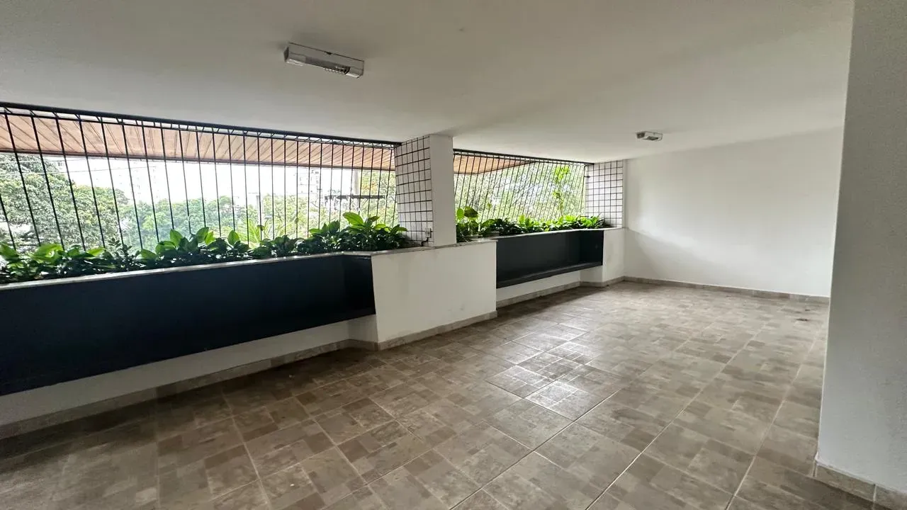 4-bedroom apartment with glassed-in balcony — photo 45