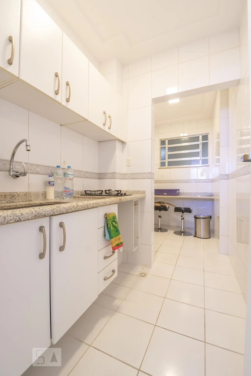 1-bedroom suite apartment with a gas stove kitchen — photo 2