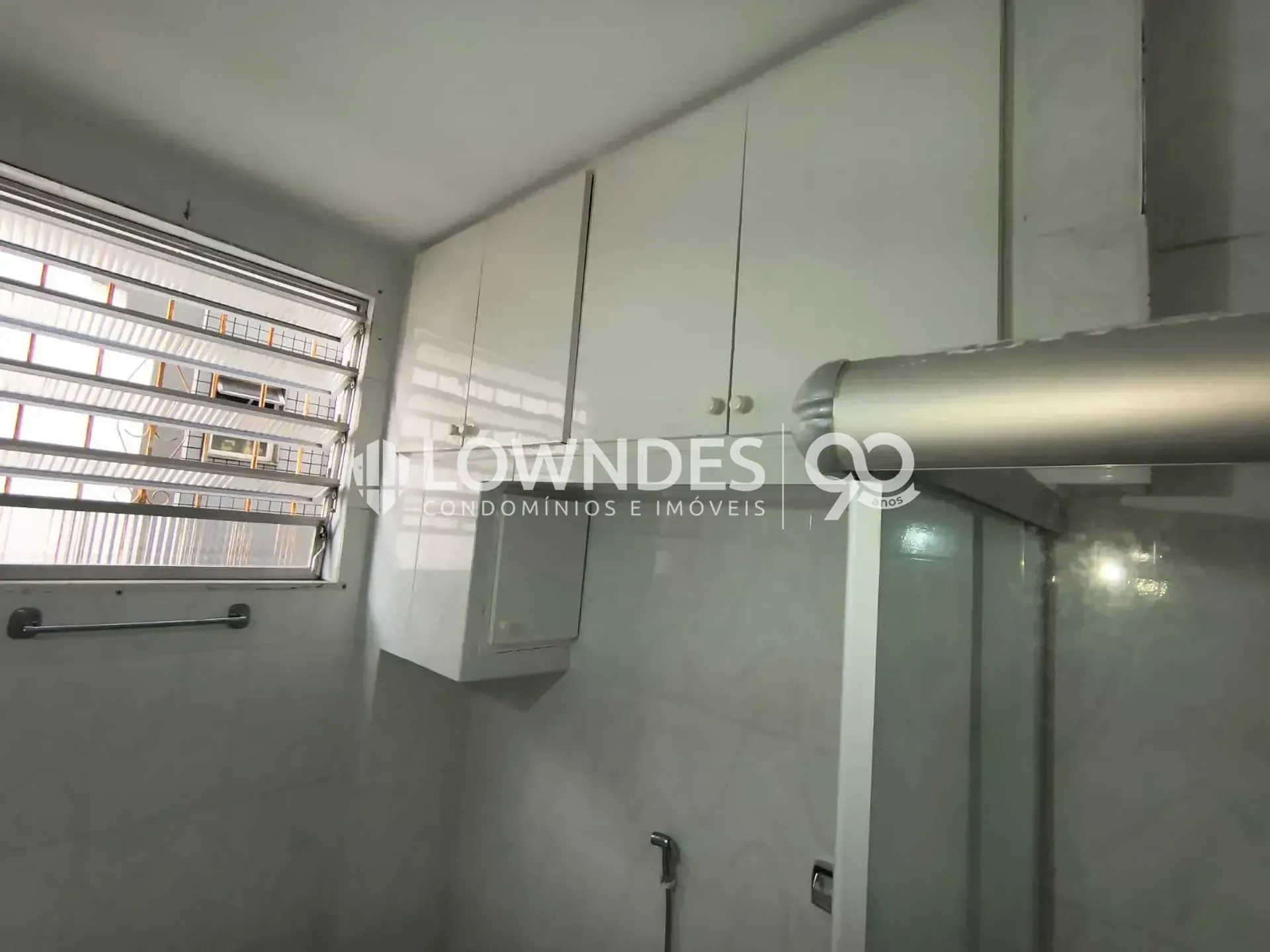3-bedroom apartment with wood or laminate floors — photo 10