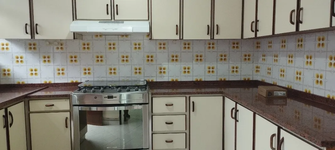 Furnished commercial house with 3 bedrooms and 3 bathrooms — photo 2