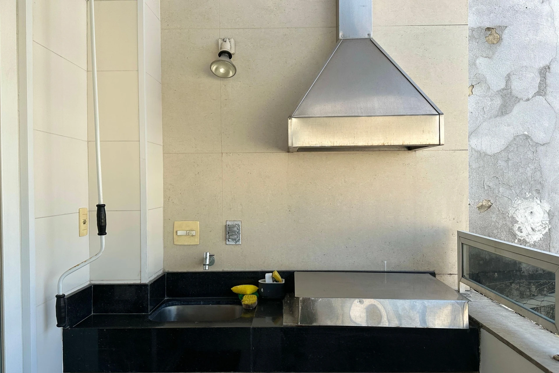 2-bedroom apartment with a grill on the balcony — photo 3