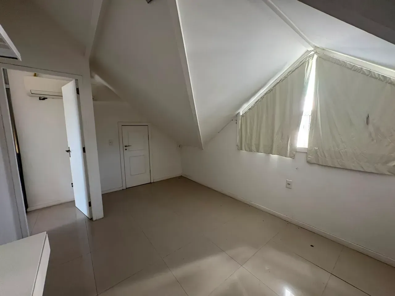 Casa para aluguel com 5 quartos e 5 banheiros, 266 m² — photo 18
