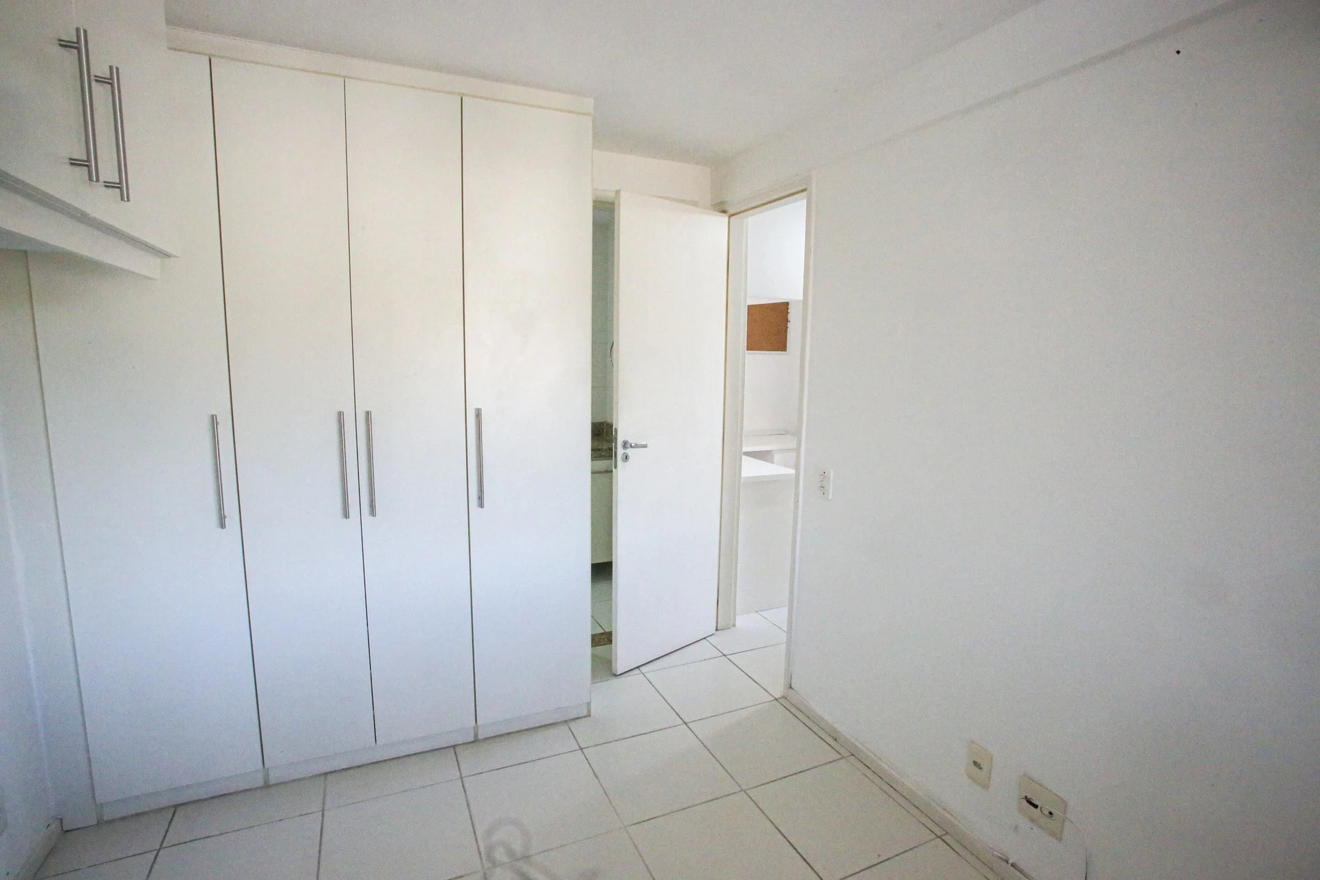 Glass-enclosed balcony in a 3-bedroom apartment, 131 m² — photo 17