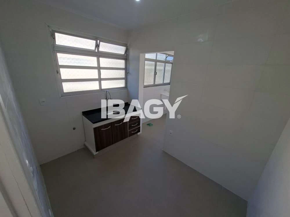 Apartamento com 3 dormitórios e cozinha separada