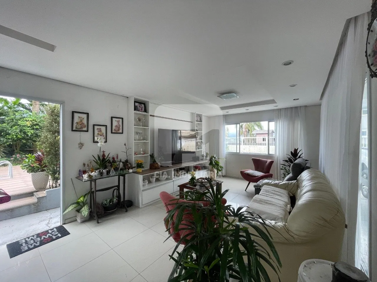Furnished 4-bedroom house with pool and BBQ