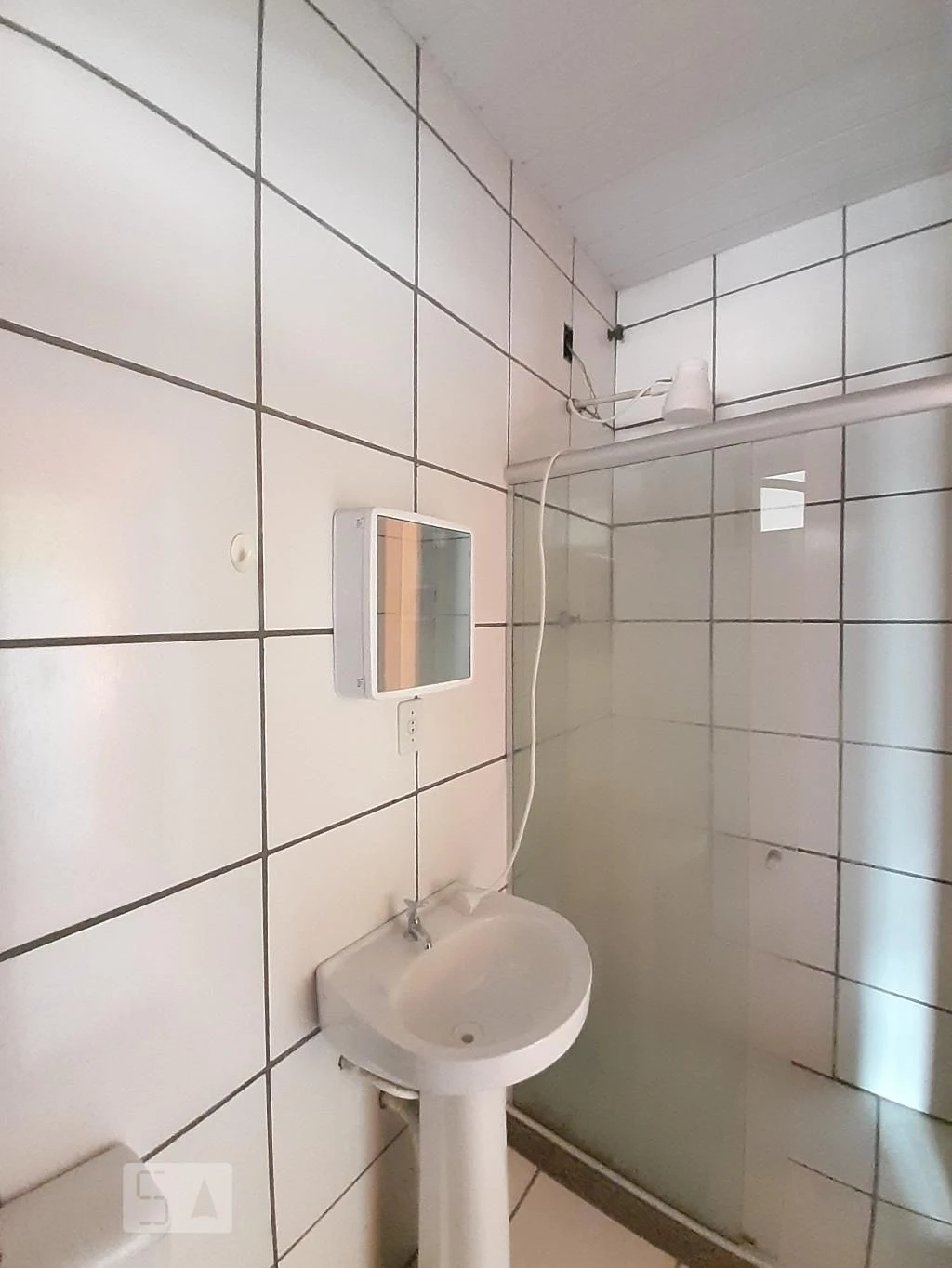 Apartamento sem mobília com cozinha fechada e armários — photo 10