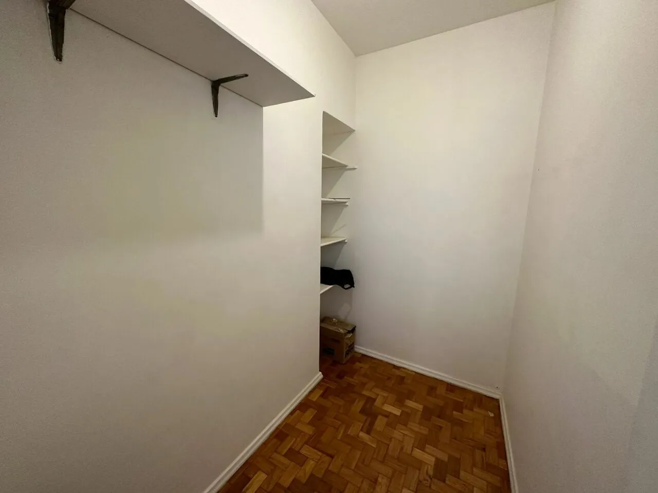 2-bedroom apartment with separate kitchen and gas stove — photo 6