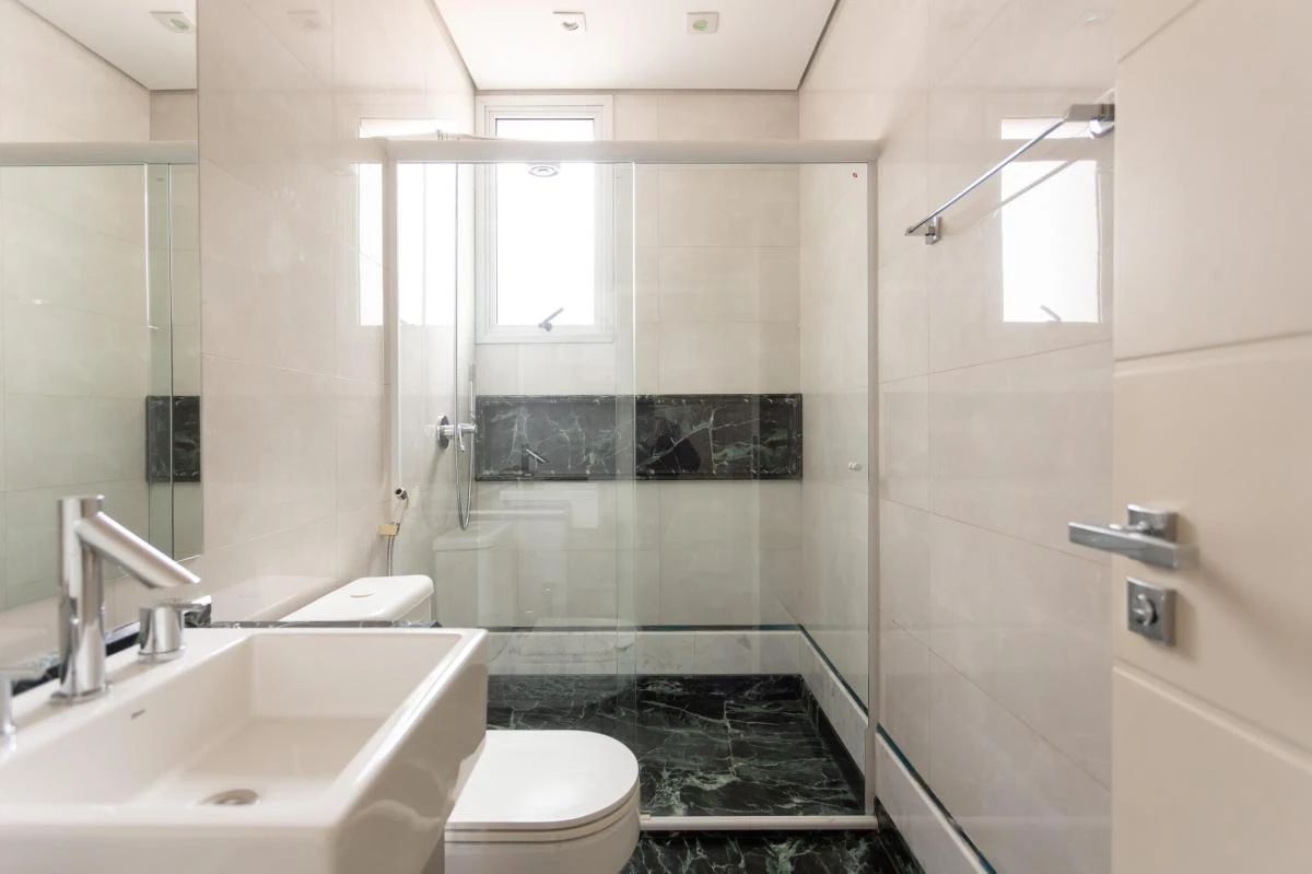 Glass-enclosed balcony in a 3-bedroom apartment, 297 m² — photo 25