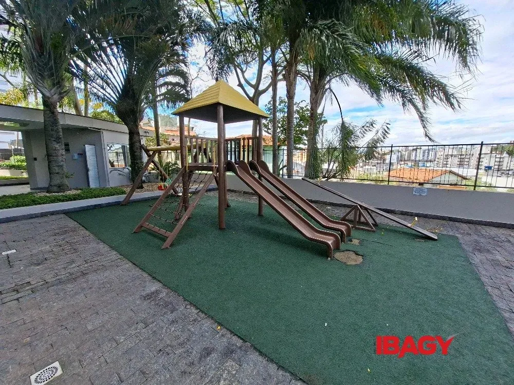 Furnished 95 m² apartment with 2 bedrooms and a desk — photo 30