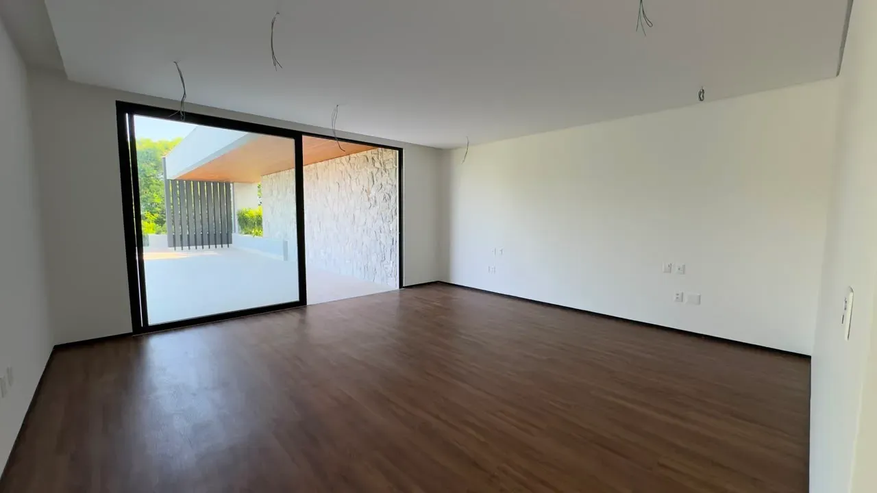 House with 5 bedrooms and floor-to-ceiling windows — photo 32