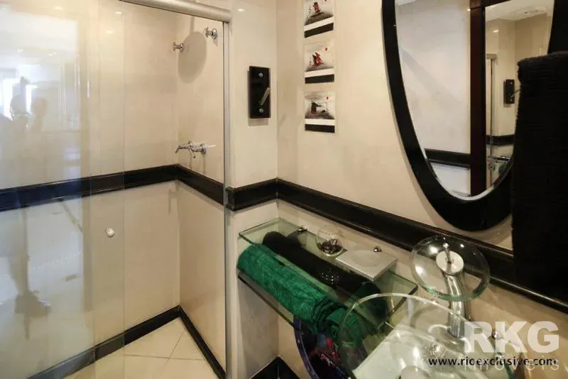 Furnished 2-bedroom apartment with an open-plan kitchen — photo 25