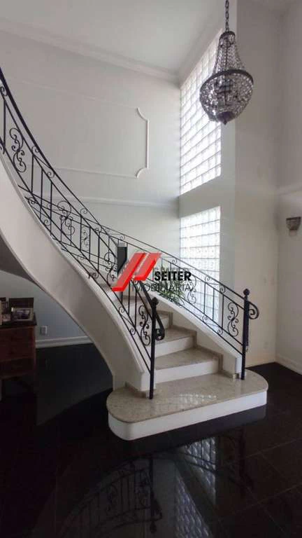 House with 5 bedrooms and a separate kitchen — photo 4