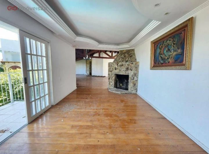 House with 5 bedrooms and shared pool area — photo 6