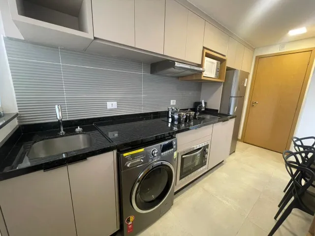 Estudio amueblado con cocina abierta a gas y balcón — photo 9