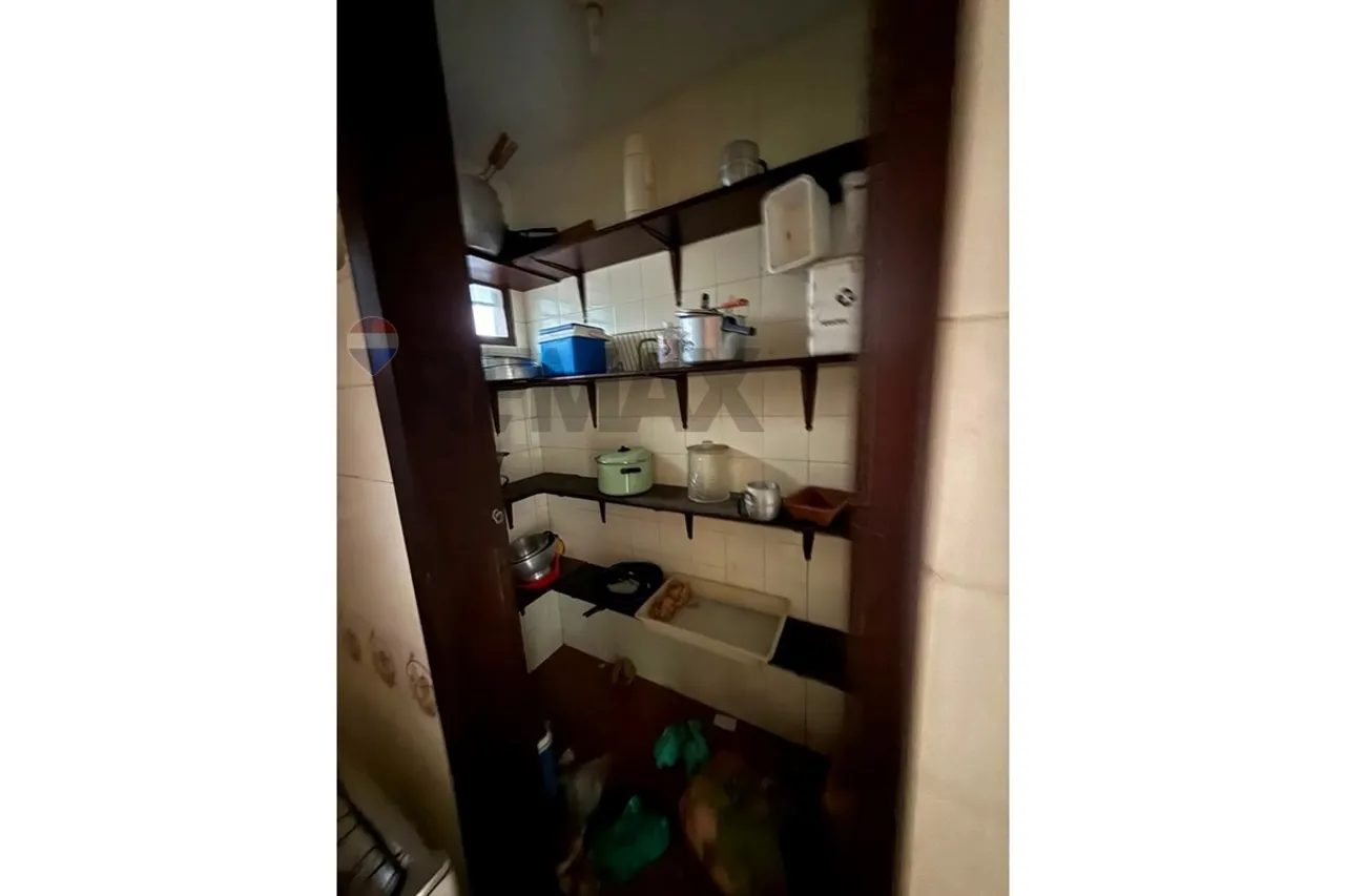 House with 5 bedrooms and 3 bathrooms needs renovation