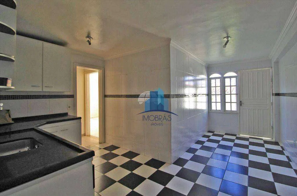 3-bedroom house, 2 with their own bathrooms, 297 m²