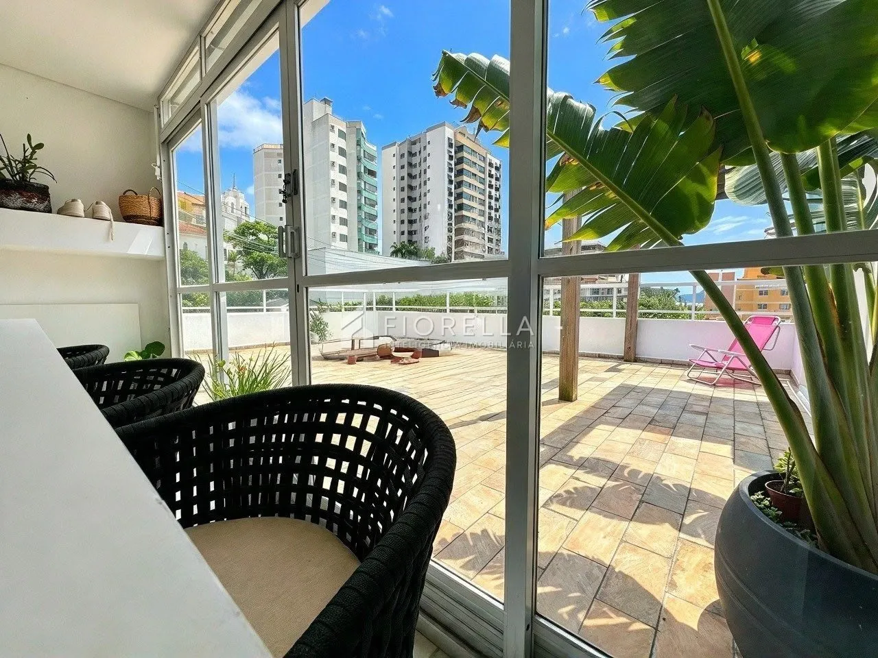 Furnished apartment, 184 m², with a glass-enclosed balcony — photo 10