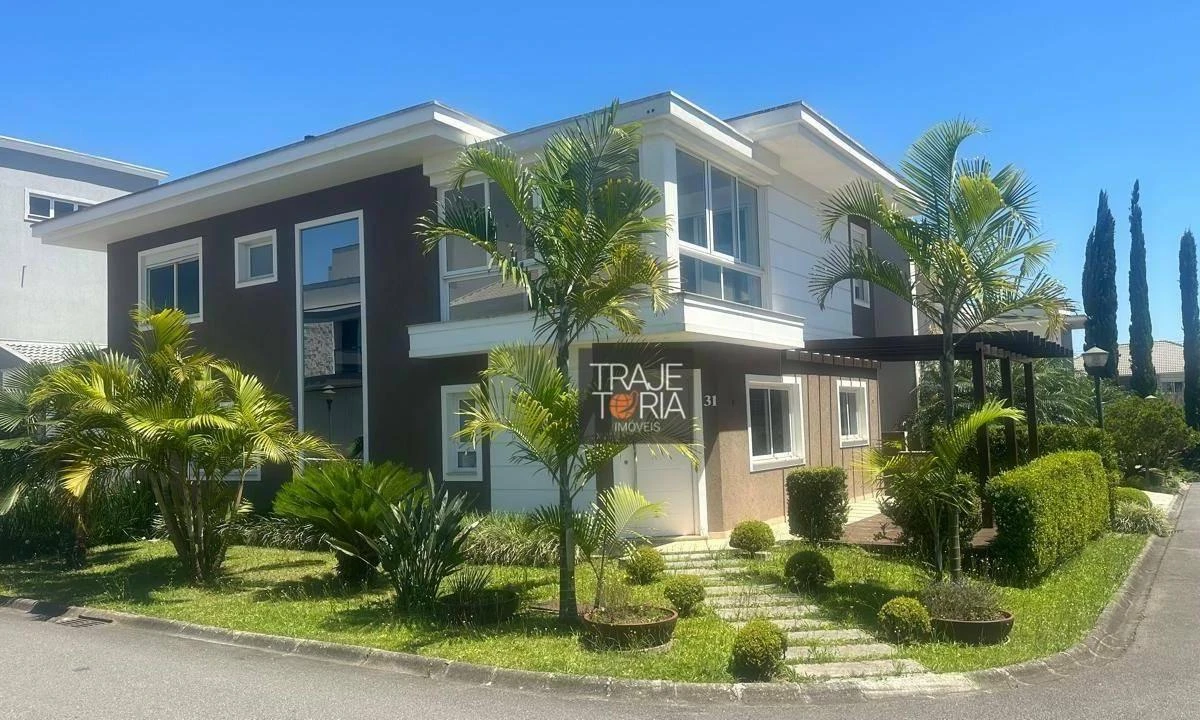 Casa com 4 dormitórios e 246 m², com 3 vagas