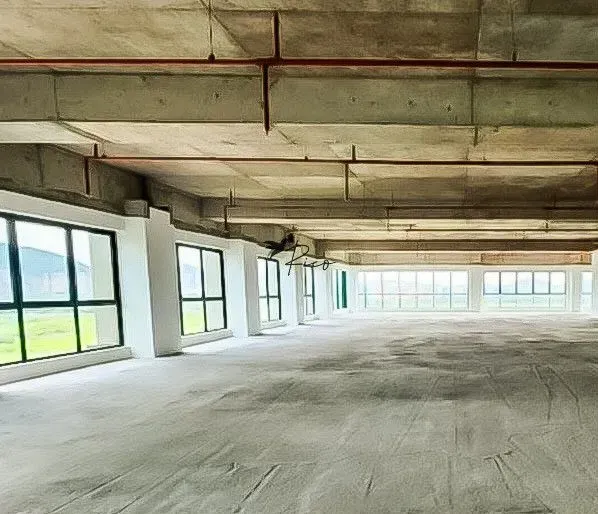 Unfurnished 1-bedroom apartment with floor-to-ceiling windows — photo 13