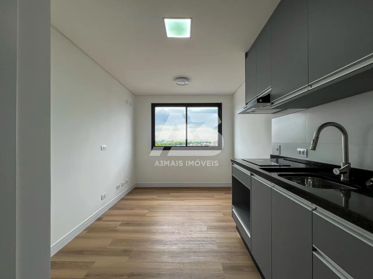 Studio, 26 m², with wood or laminate floors — photo 3