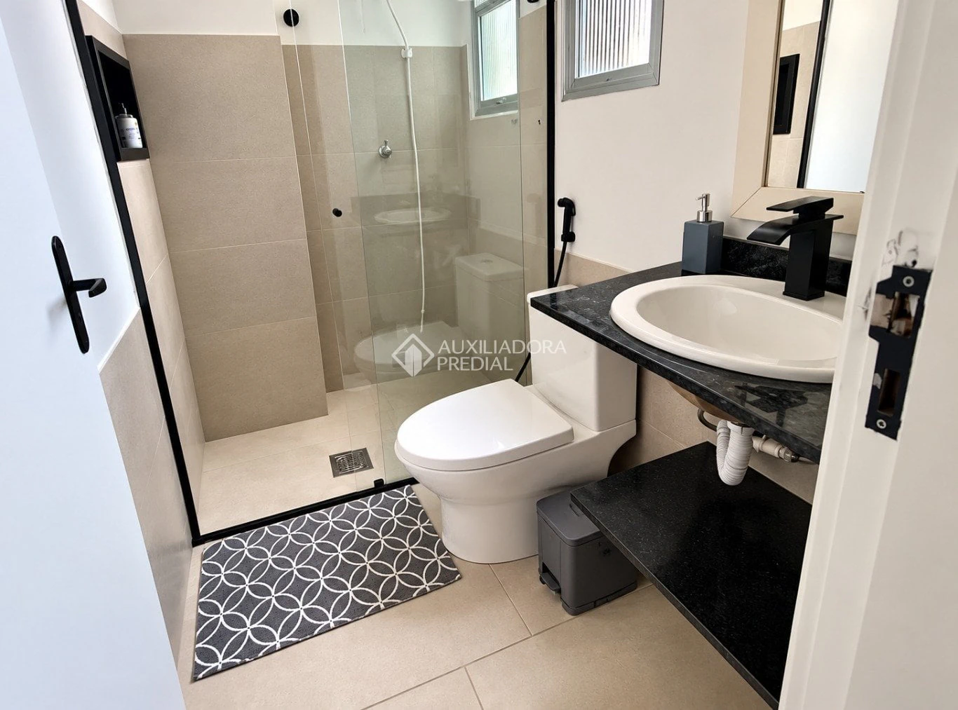 57 m² apartment with a home office and a walk-in closet — photo 10