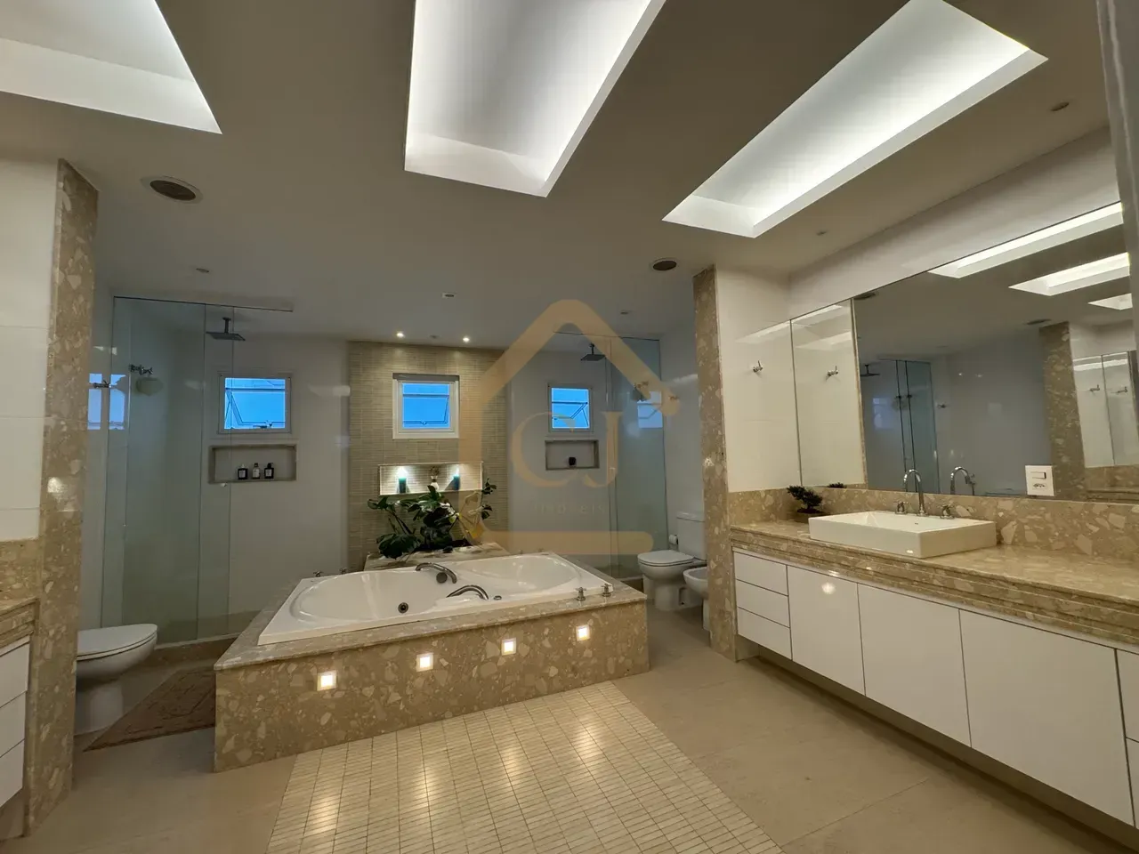 Furnished triplex house with 5 bedrooms and 5 bathrooms — photo 4