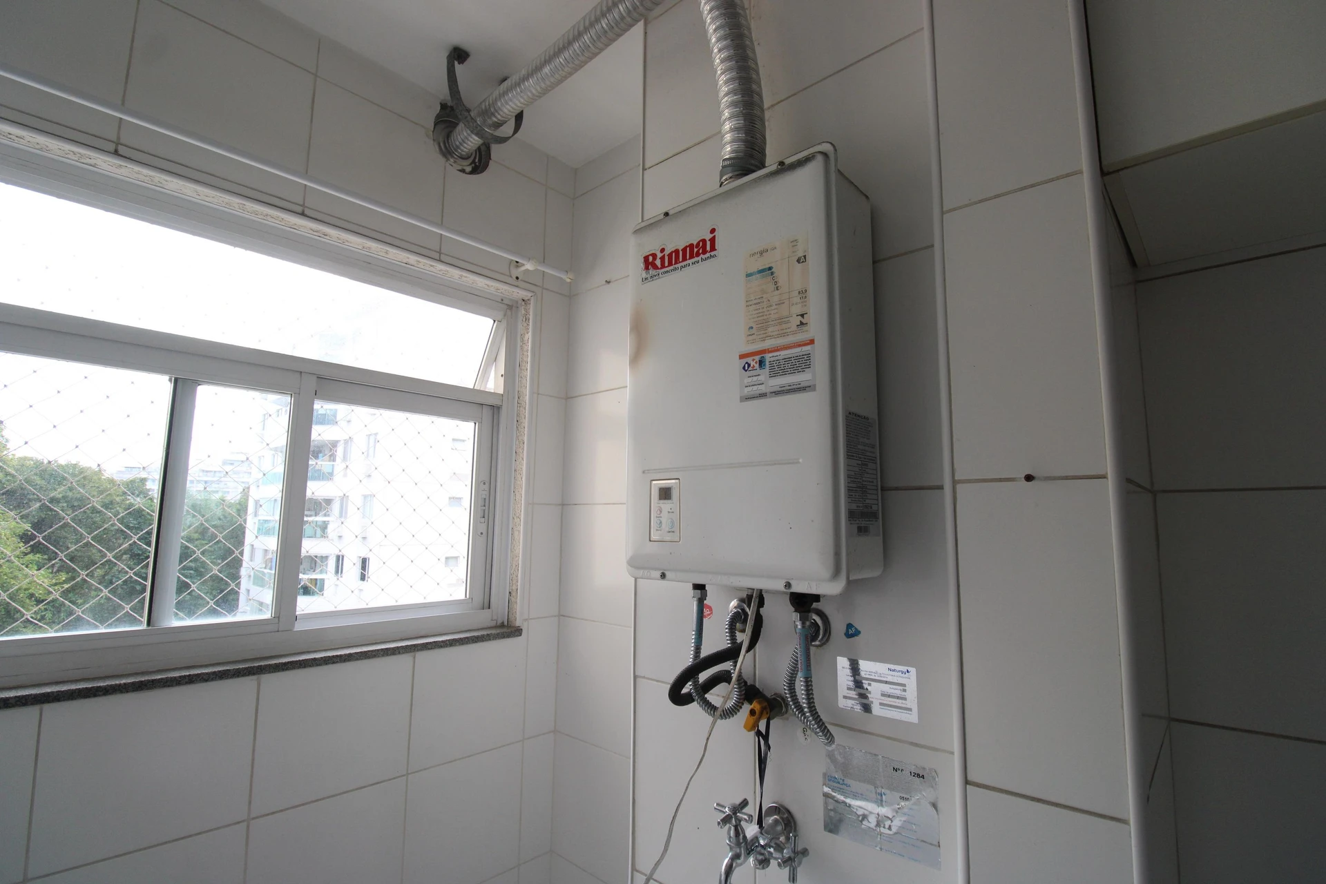 Balcony with a grill in a 3-bedroom apartment, 74 m² — photo 12