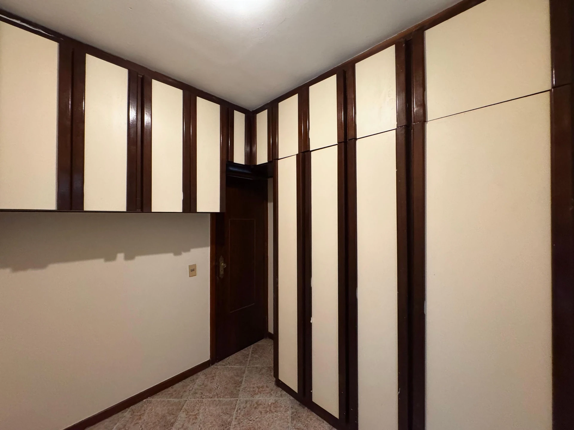 Unfurnished 3-bedroom apartment with enclosed balcony — photo 32