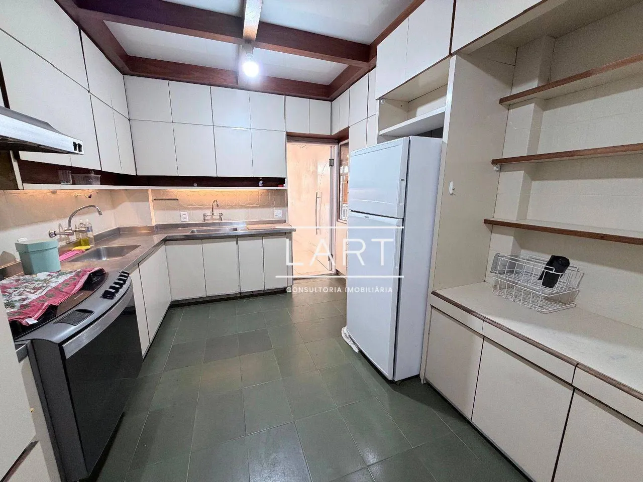 Furnished 4-bedroom apartment with 5 bathrooms — photo 18