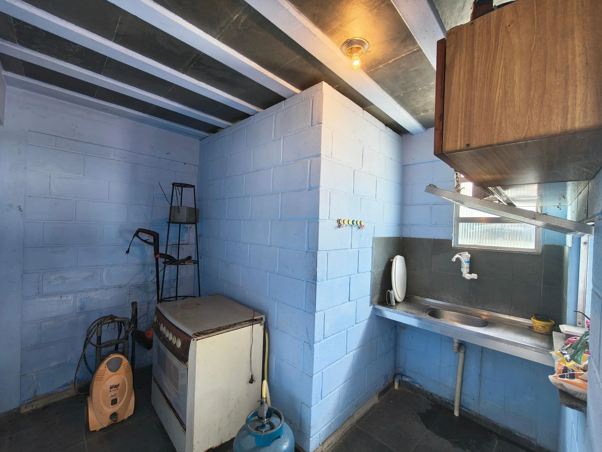 Casa sem mobília com 1 quarto e varanda com pia — photo 34