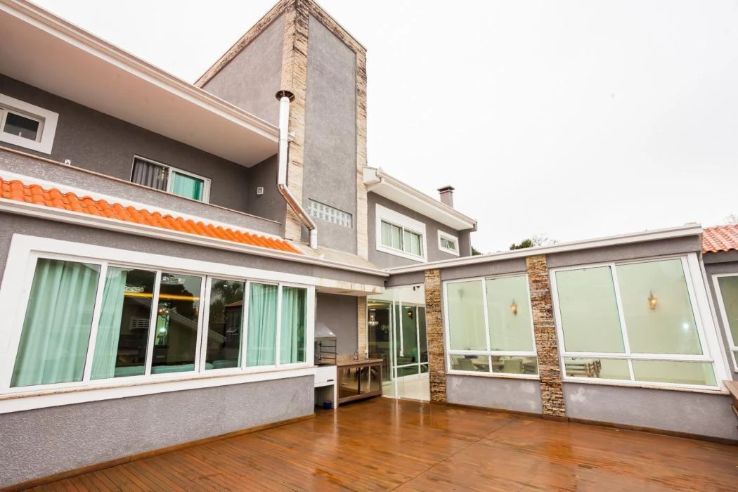 4-bedroom house with floor-to-ceiling windows — photo 32