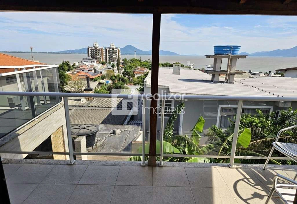 Немеблированный дом 450 м² с 3 спальнями и сьютами
