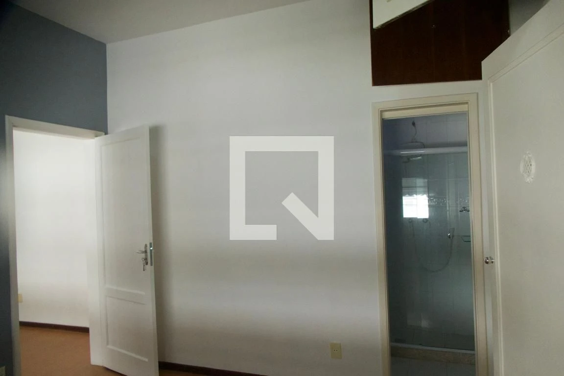 Unfurnished 1-bedroom apartment with a separate kitchen — photo 25