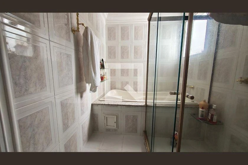 290 m² house with a bathtub and a walk-in closet — photo 23