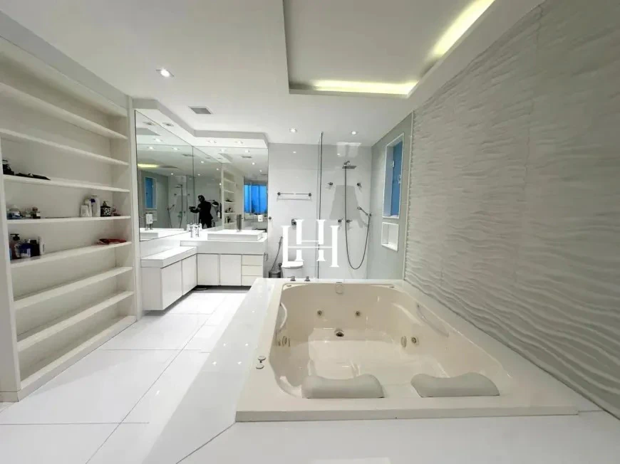 Furnished house with 7 bedrooms, 5 en-suites, 750 m² — photo 10