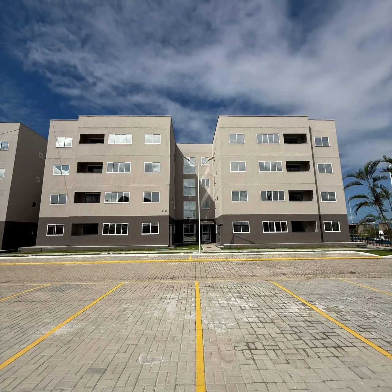 Apartamento com 2 quartos e banheiro com box de vidro — photo 13