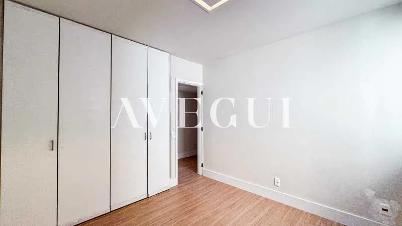 Unfurnished apartment with 4 bedrooms and tall windows — photo 8