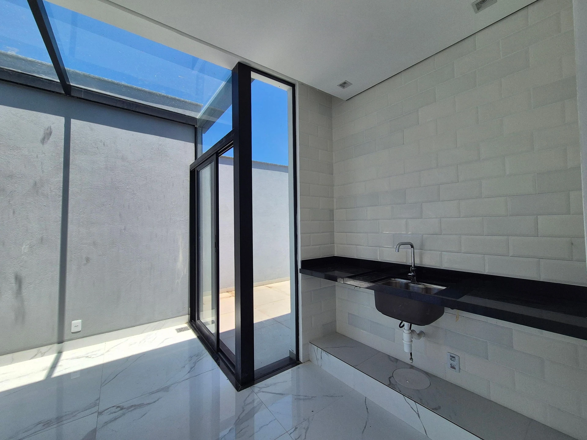 Ventanales de piso a techo y 5 dormitorios: casa de 403 m² — photo 25