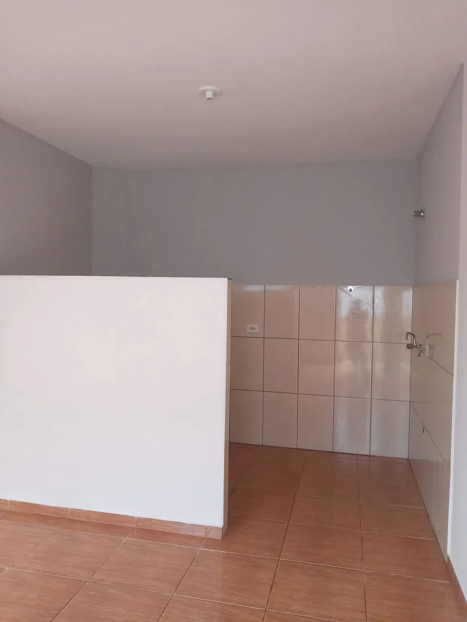 Unfurnished 2-bedroom apartment with glass shower — photo 18