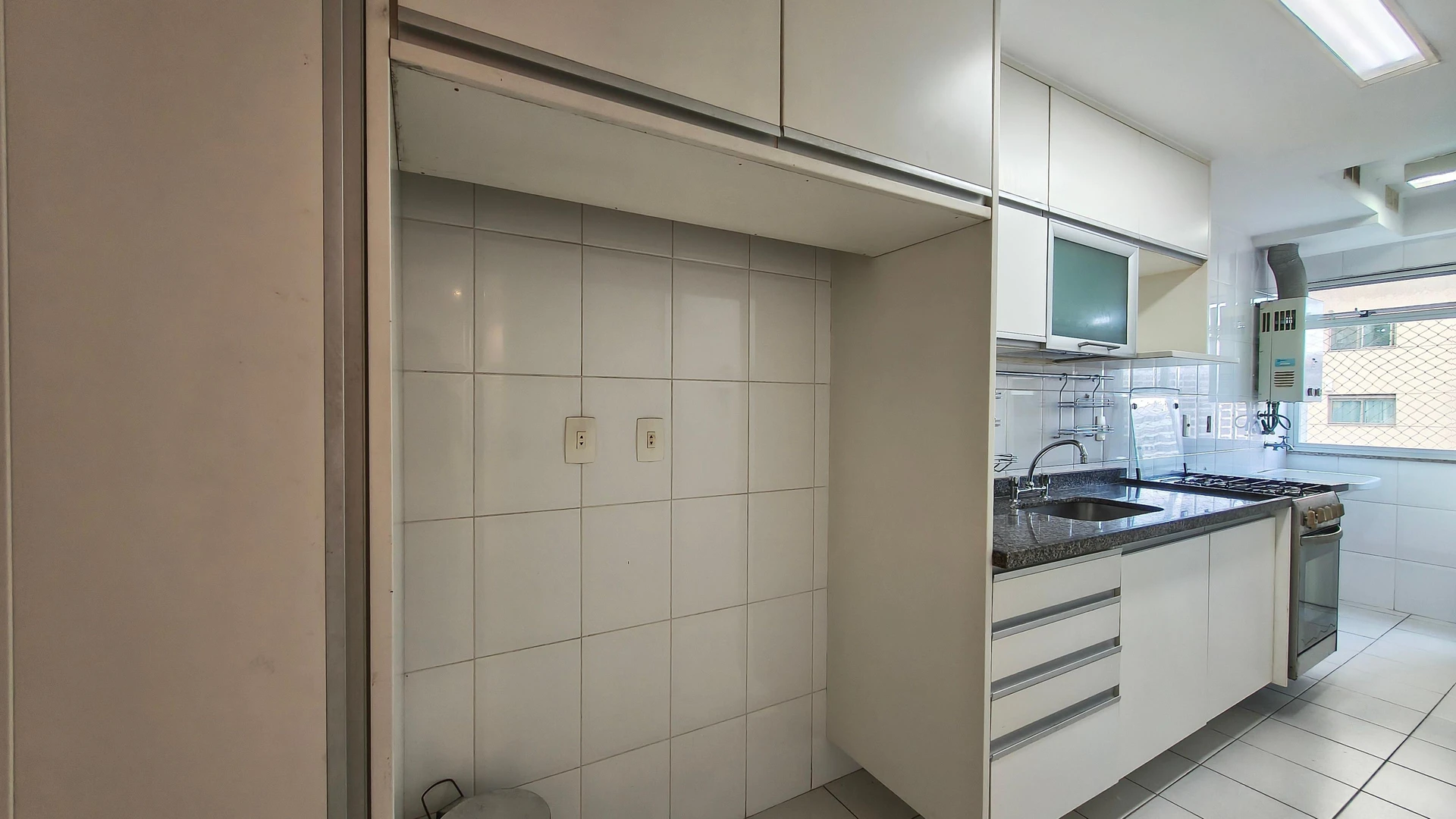 Rent-ready 2-bedroom apartment with balcony — photo 2