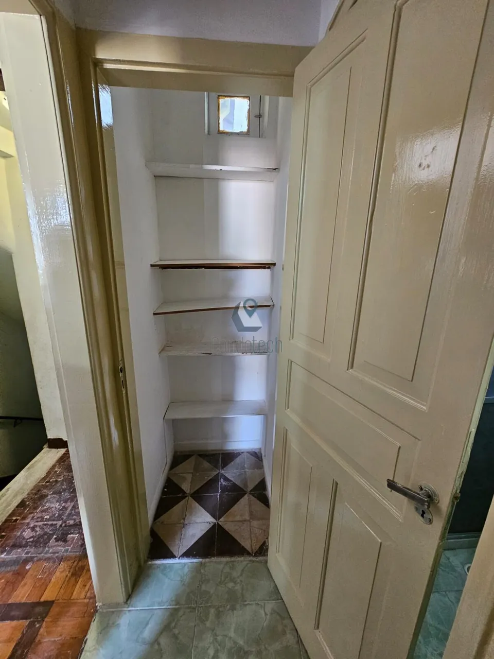 Apartamento de 2 quartos com piso de madeira ou laminado — photo 13