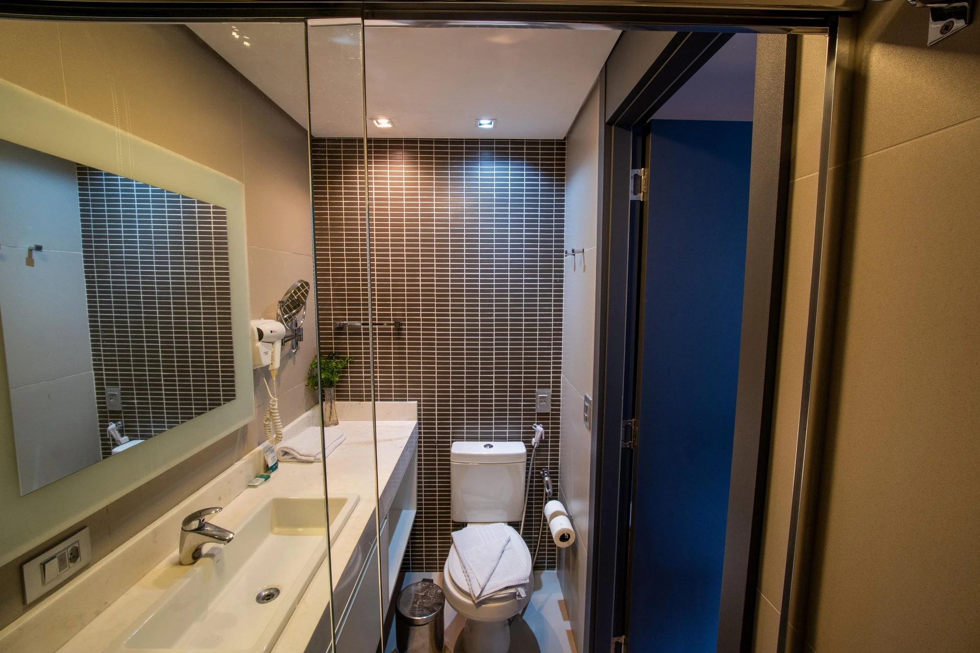 Furnished studio with 1 bedroom and 1 bathroom — photo 31