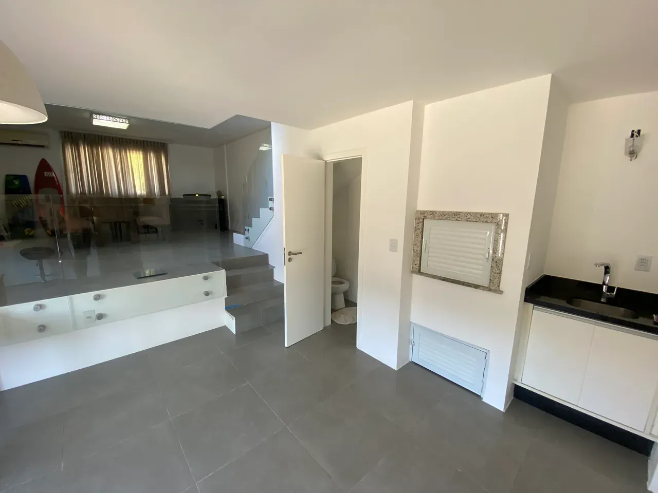 Floor-to-ceiling windows in a 3-bedroom house, 230 m² — photo 17