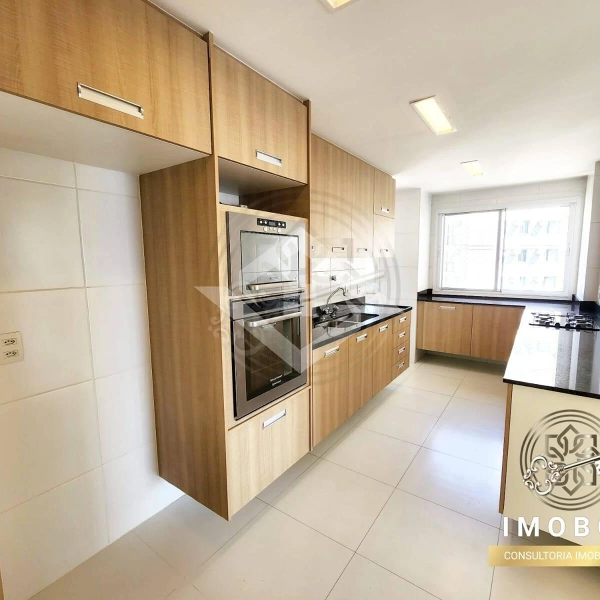 166 m² apartment with 3 bedrooms and a balcony — photo 2