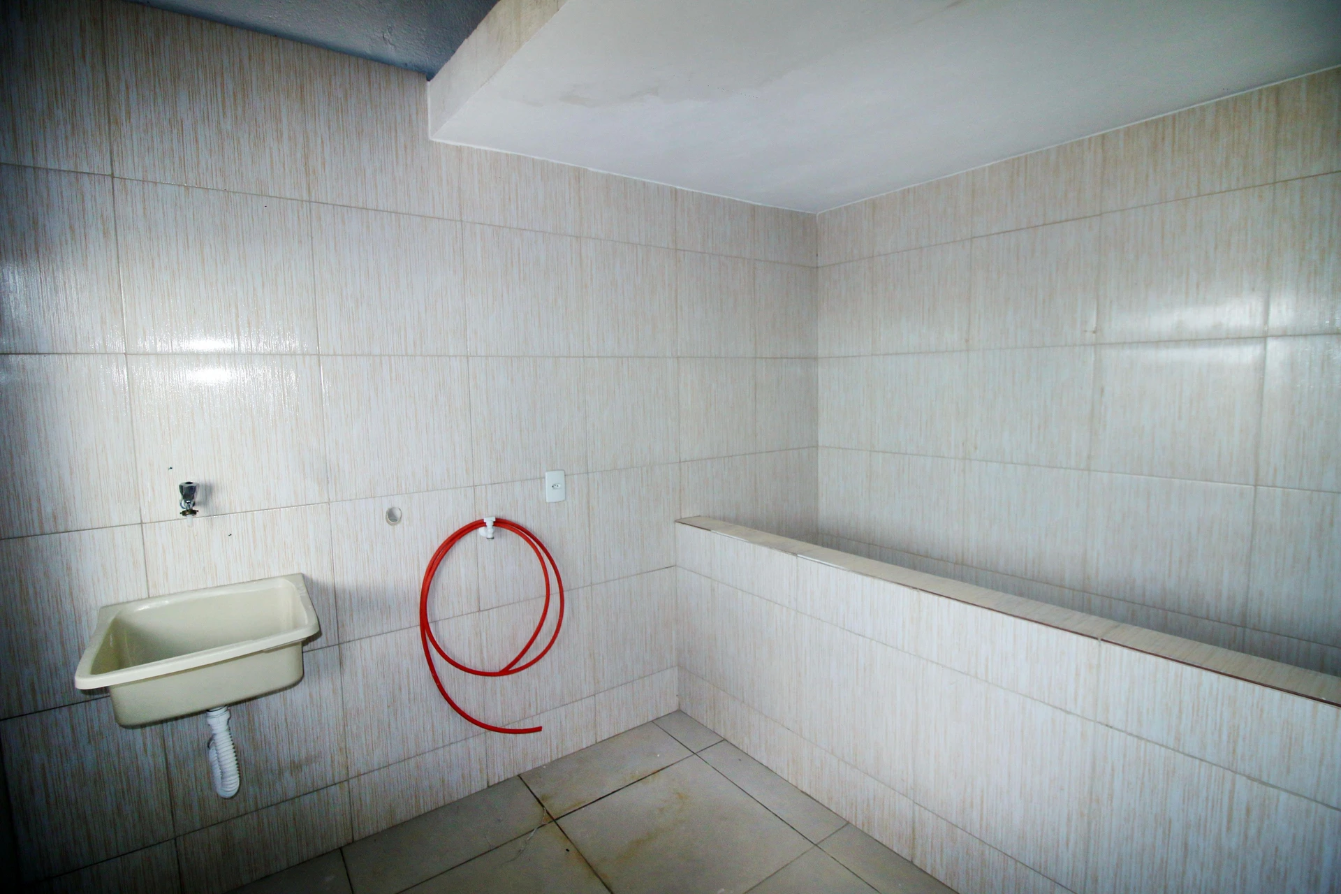 House with 2 bedrooms and 2 bathrooms plus parking — photo 2