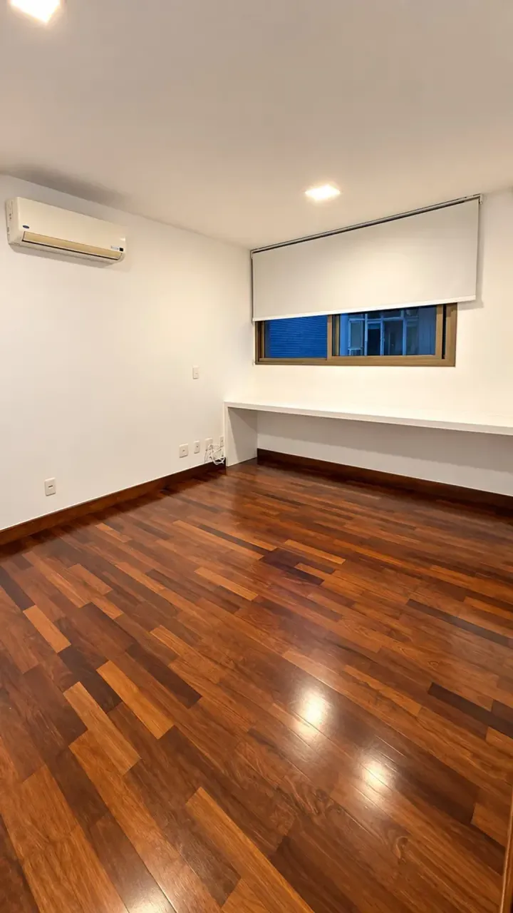 Wood or laminate floors in a 4-bedroom apartment, 260 m² — photo 13