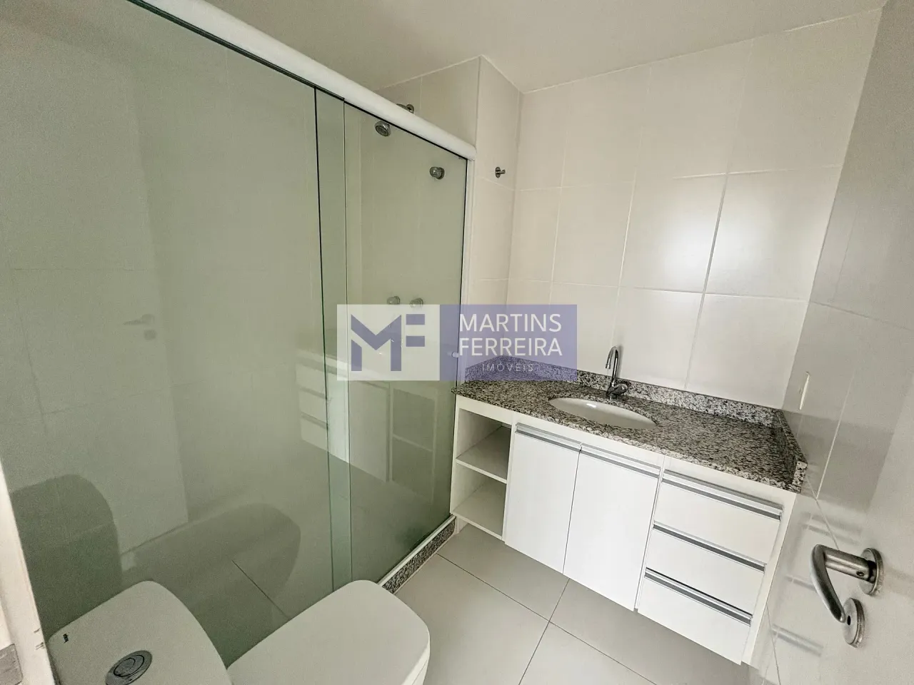 Apartamento para locação com varanda e 3 quartos