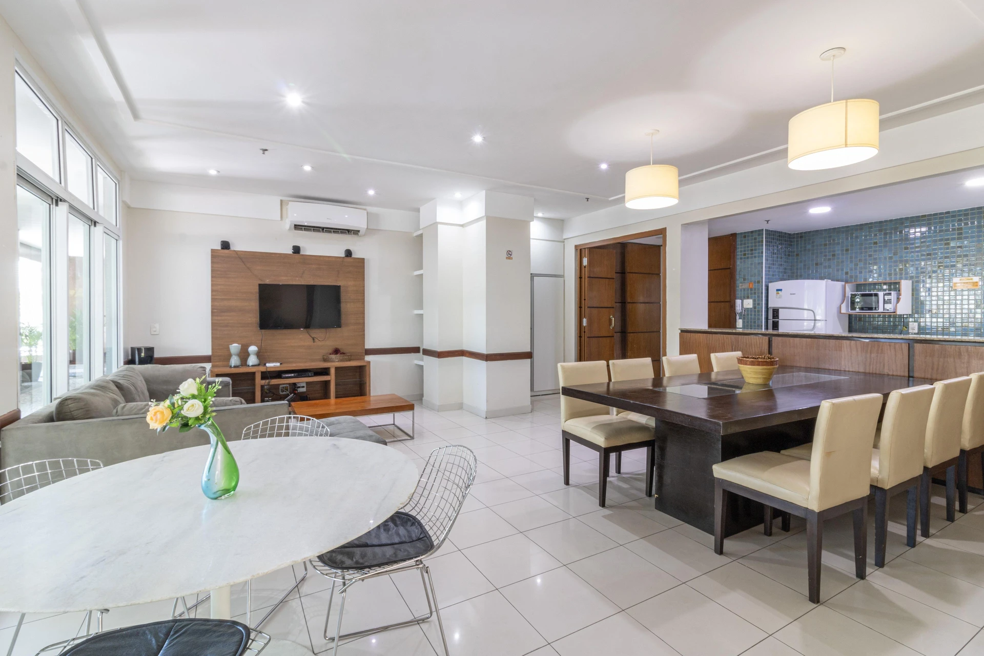 Furnished 2-bedroom apartment with private BBQ — photo 37