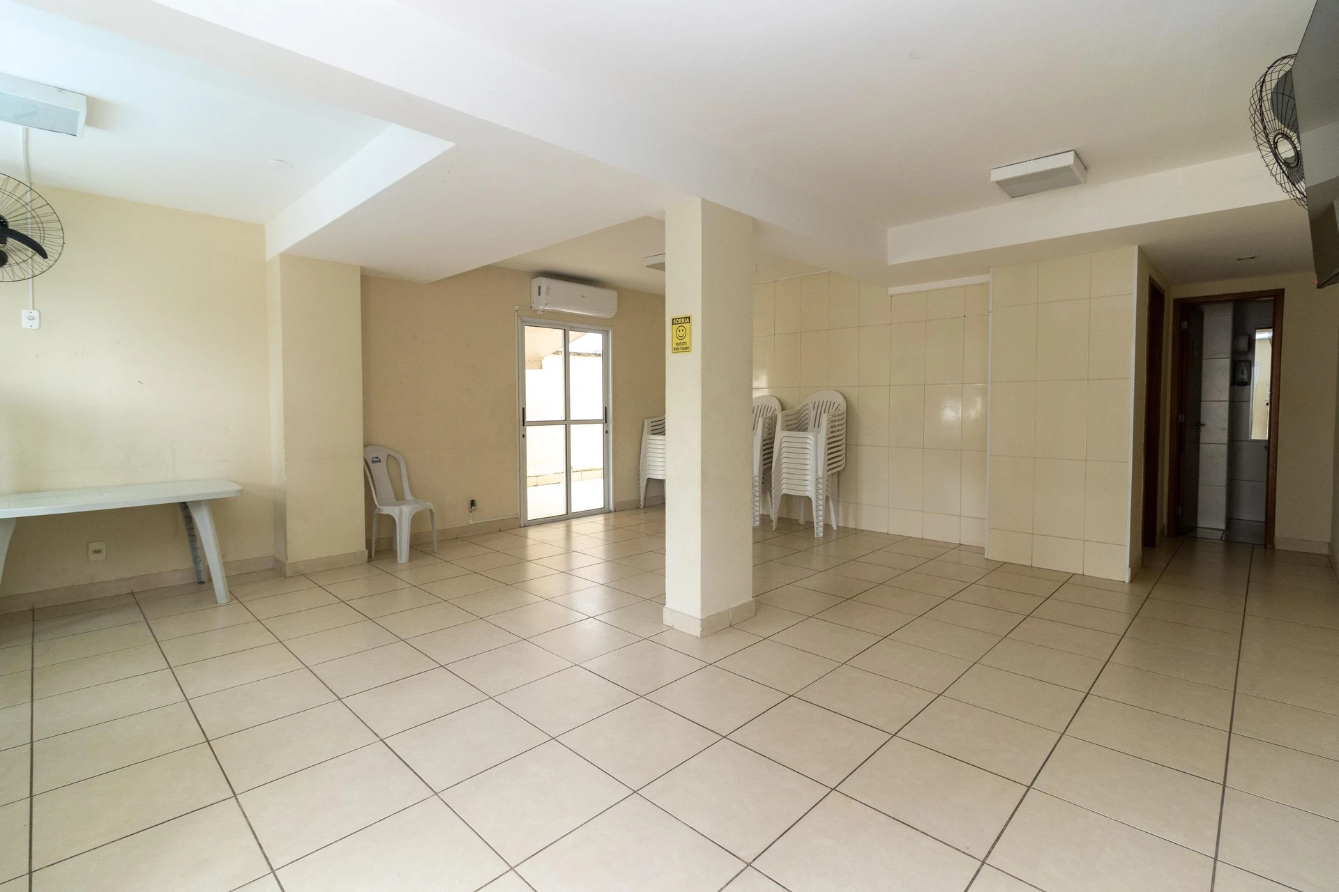 Furnished 2-bedroom apartment with balcony — photo 45
