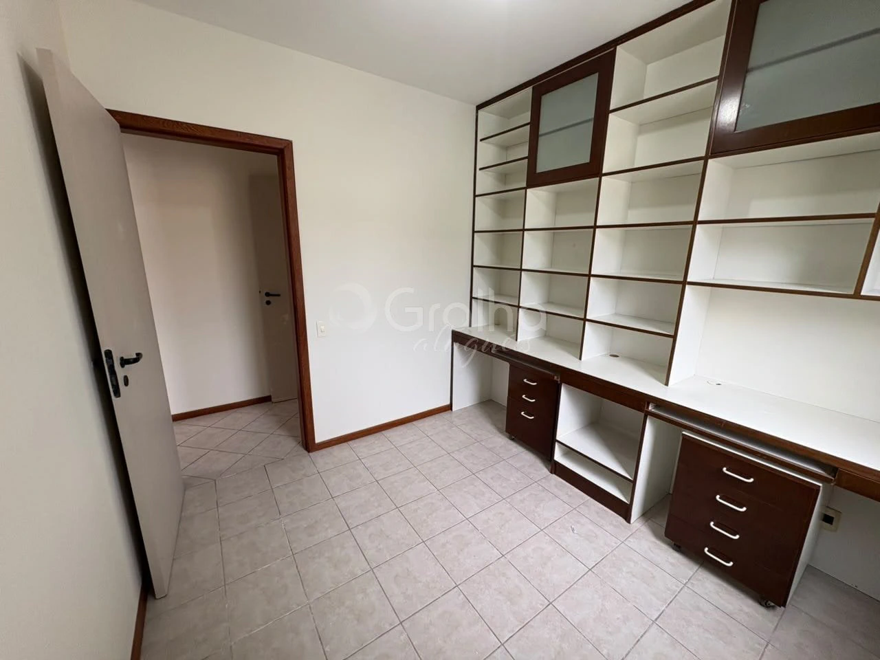 3-bedroom apartment in a building with a pool — photo 3